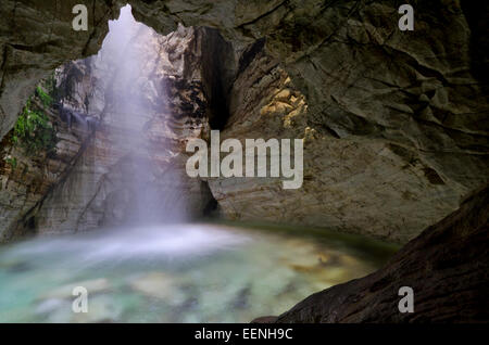 Cascade de la grotte calcaire Trollkirka, Norvège Banque D'Images