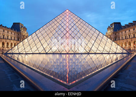 La pyramide du Louvre et Vue de nuit des musées à Paris, France Banque D'Images