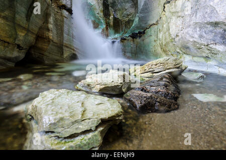 Wasserfall in der Kalksteingrotte Trollkyrkja Trollkirka (, Deutsch : Trollkirche), Moere und Romsdal Fylke, Norwegen, le 2 septembre Banque D'Images