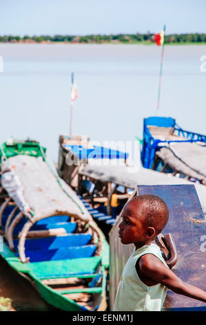 Garçon et pinasses du port de Ségou, Mali. Banque D'Images