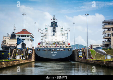 Un porte-conteneurs transitant par le Canal de Panama, Panama. Banque D'Images