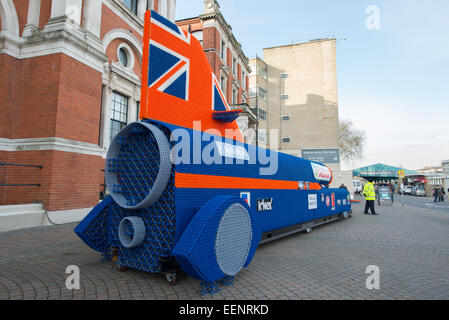 Kensington Olympia, Londres, Royaume-Uni. Le 20 janvier, 2015. L'Annuel du Royaume-Uni uniquement dédié jouet, jeu et hobby trade show se déroule du 20 au 22 janvier avec plus de 260 entreprises exposantes des milliers de produits pour les acheteurs et les médias. La voiture K'NEX BLOODHOUND sur l'affichage à l'extérieur de l'Olympia. Credit : Malcolm Park editorial/Alamy Live News Banque D'Images