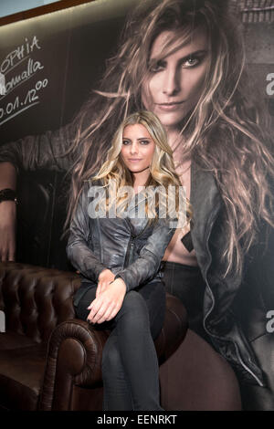 Berlin, Allemagne. 20 Jan, 2015. Actrice Sophia Thomalla pose à la 'nation' Freaky stand lors de la foire commerciale de Panorama à Berlin, Allemagne, 20 janvier 2015. Photo : JOERG CARSTENSEN/dpa/Alamy Live News Banque D'Images