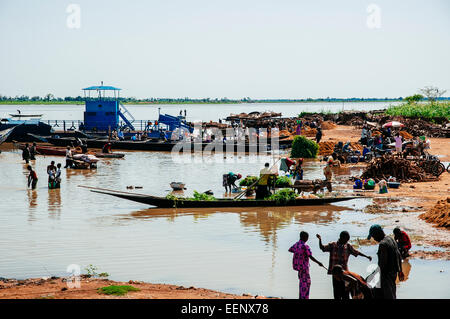 L'action dans le port, Segou, Mali. Banque D'Images