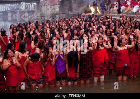 Katmandou, Népal. 20 Jan, 2015. Les femmes hindoues népalais dévots prier avant de prendre une immersion sainte dans la rivière Bagmati au cours du festival au temple de Pashupatinath Madhav Narayan à Katmandou, Népal, 20 janvier 2015. Les femmes hindoues népalais à observer une jeûner et prier pour Swasthani Déesse de la longévité de leur mari et la prospérité de la famille durant le festival d'un mois. © Pratap Thapa/Xinhua/Alamy Live News Banque D'Images