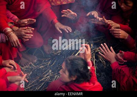 Katmandou, Népal. 20 Jan, 2015. Les femmes hindoues népalais dévots se réchauffer après avoir pris une immersion sainte dans la rivière Bagmati au cours du festival au temple de Pashupatinath Madhav Narayan à Katmandou, Népal, 20 janvier 2015. Les femmes hindoues népalais à observer une jeûner et prier pour Swasthani Déesse de la longévité de leur mari et la prospérité de la famille durant le festival d'un mois. © Pratap Thapa/Xinhua/Alamy Live News Banque D'Images