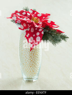 Composition de Noël étoile avec des branches d'épinette en vase en verre sur fond de bois. Libre. Banque D'Images