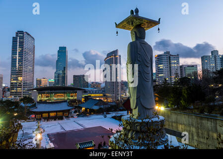 Une gigantesque statue de Bouddha se face au centre-ville de Séoul au coucher du soleil de Bongeunsa Temple. Banque D'Images