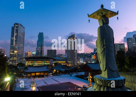 Une gigantesque statue de Bouddha se face au centre-ville de Séoul au coucher du soleil de Bongeunsa Temple. Banque D'Images