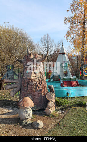 Héros de contes populaires russes dans le parc pour enfants Banque D'Images