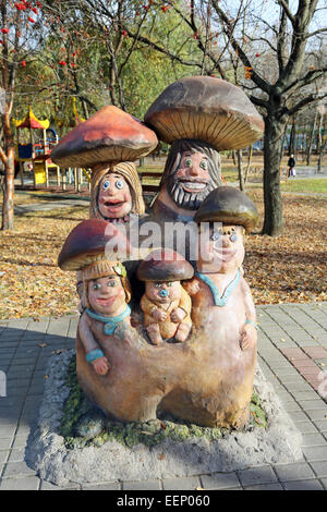 Héros de contes populaires russes dans le parc pour enfants Banque D'Images