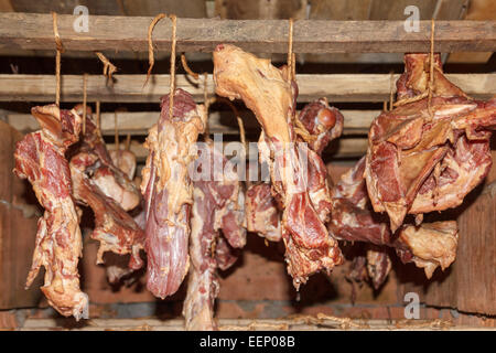 Jambon fumé bacon et les os la pendaison, grand nombre de porc de la viande séchée de façon traditionnelle dans des smokehouse Banque D'Images