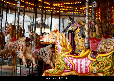 Chevaux de bois sur un manège forain carrousel ou au Royaume-Uni Banque D'Images