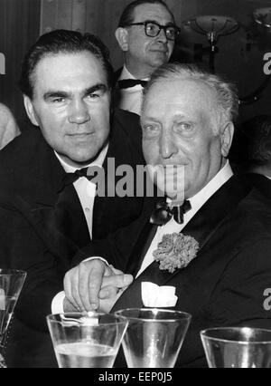 Ancien boxeur Max Schmeling (l) et Hans Albers (r) à la Berlinale le 30 juin en 1956. Banque D'Images