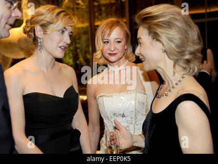 L'actrice britannique Kate Winslet (l) parle à l'actrice Susanne Lothar et ministre de la famille Ursula von der Leyen (r) au cours de la Berlinale le première partie du film 'au lecteur' le 6 février en 2009. Banque D'Images