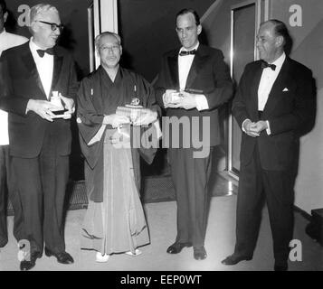 (L-r) : les producteurs du film David O. Selznick (USA), Takashi Shimura (Japon) et Ingmar Bergman (Suède) au cours de l'attribution de l'Selznick-Goldlorbeer-award le 29 juin 1961 à Berlin sur l'accasion de la Berlinale. L'ambassadeur américain Walter G. Dowling (r), a remis les prix. Banque D'Images