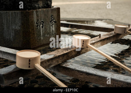 Les balanciers en bois le long de la chozuya au Sanctuaire Heian à Kyoto, au Japon. Adorateurs purifier les mains et la bouche avec l'eau avant d'en Banque D'Images