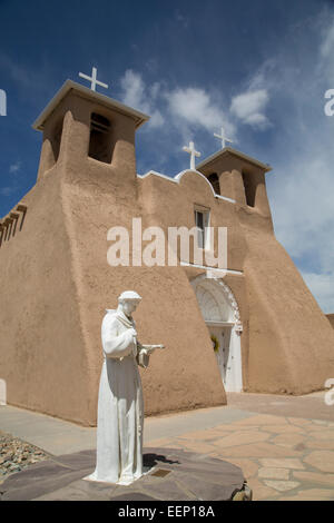 Mission San Francisco de Asís (construit entre 1772 et 1816), Ranchos de Taos, New Mexico, USA Banque D'Images