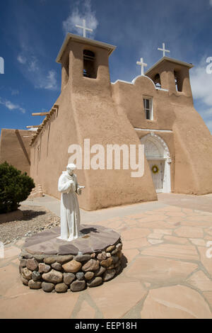 Mission San Francisco de Asís (construit entre 1772 et 1816), Ranchos de Taos, New Mexico, USA Banque D'Images