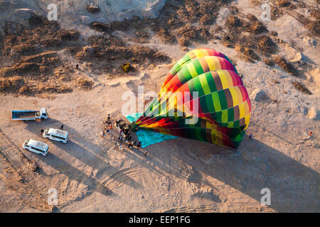 Un ballon à air chaud dans le désert des terres sur la rive ouest du Nil en Egypte. Banque D'Images