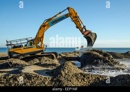 Poole la régénération des plages 2014. Opération de pompage du sable le long du front de mer de Sandbanks Poole. Banque D'Images