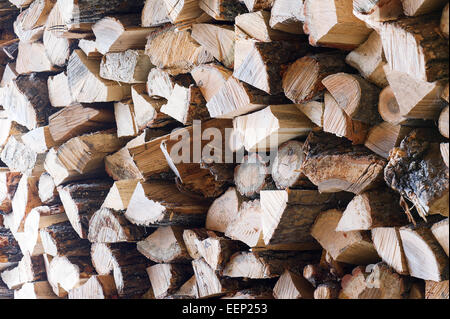 Un tas de bois de sciage. Focus sélectif. Pour l'utiliser comme arrière-plan de la nature. Banque D'Images