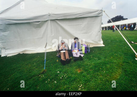 Un couple ayant un pique-nique derrière une marque tente à un festival gastronomique au château de Leeds. L'Angleterre. UK Banque D'Images