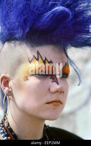 Une adolescente punk rocker avec les cheveux teints en bleu dans un style mohican. Londres. Circa 1980 Banque D'Images