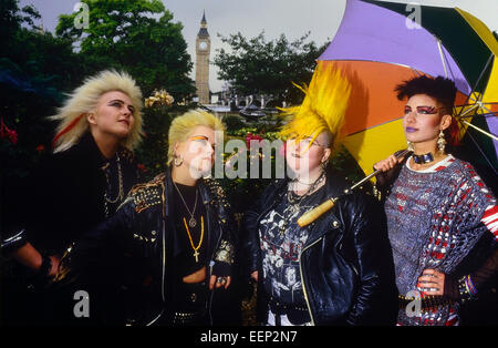 Femmes punk rockers posant devant les Chambres du Parlement. Londres. Circa 1985 Banque D'Images