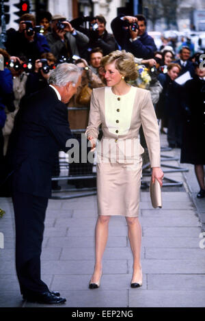 DIANA , PRINCESSE DE GALLES EN TANT QUE PATRONNE, ASSISTE AU DÉJEUNER DE L'INDUSTRIE ET DU COMMERCE VIEILLI À CLARIDGES À LONDRES, AU ROYAUME-UNI. Vers 1989. Banque D'Images