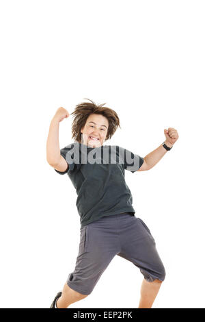 Jeune homme ou enfant chubby boy smiling face à l'expression et le saut en noir T-shirt noir sur fond blanc, photo de s Banque D'Images