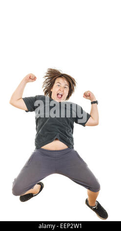 Jeune homme ou enfant chubby boy smiling face à l'expression et le saut en noir T-shirt noir sur fond blanc, photo de s Banque D'Images