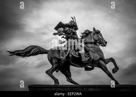 Le noir et blanc d'un samouraï à cheval. Banque D'Images