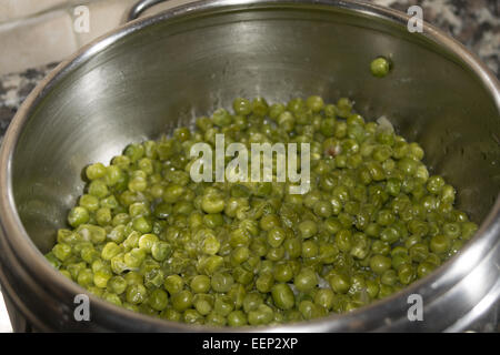 Compotée de pois avec l'oignon et d'autres fines herbes Banque D'Images