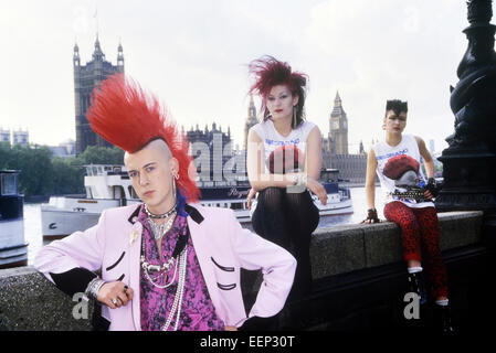 Matt Belgrano portant une veste de drape Teddy Boy rose et des amis punk à l'extérieur du Parlement le long de l'Embankment.Londres.Angleterre.ROYAUME-UNI Banque D'Images