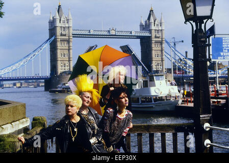 Femmes punk rockers posant devant le Tower Bridge. Londres. Circa 1985 Banque D'Images