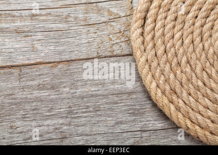 Rouleau de corde de bateau en bois sur fond de texture Banque D'Images