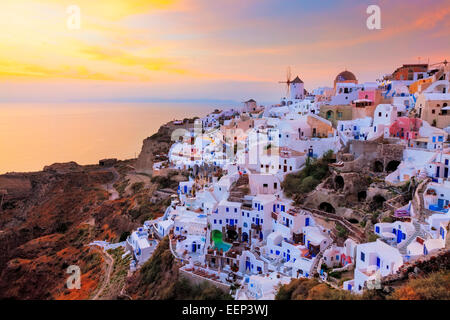 Coucher du soleil sur des maisons et villas à Oia Santorini Grèce Banque D'Images