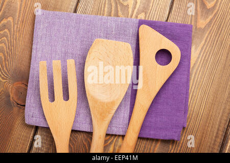 Des ustensiles de cuisine en bois sur fond de table en bois Banque D'Images