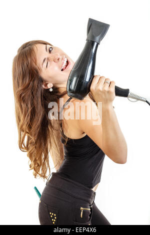 Smiling caucasian female hairdresser holding professionnel sèche-cheveux dans la main avec le peigne dans la poche arrière, et des clins d'isolé sur whit Banque D'Images