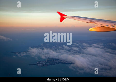 Vue aérienne de l'avion sur la ville au coucher du soleil, Darwin, Territoire du Nord Australie Banque D'Images