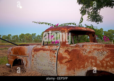 Old rusty oldtimer voiture à la Banka Banka station sur la route de Stewart, Territoire du Nord, Australie Banque D'Images