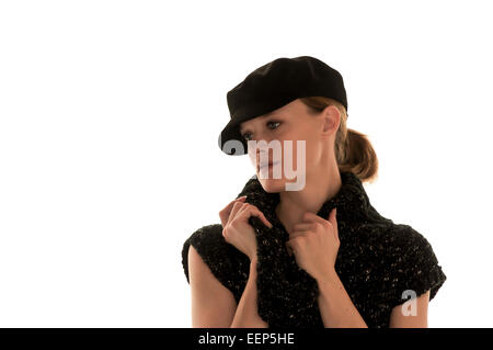 Belle femme portant un chapeau noir épouse les plus moyennes de son pull col près de son cou. Banque D'Images