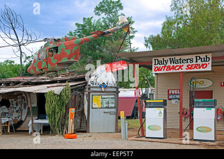 Le Daly Waters Pub Outback Servo avec hélicoptère ancien le long de la Stuart Highway, Territoire du Nord, Australie Banque D'Images