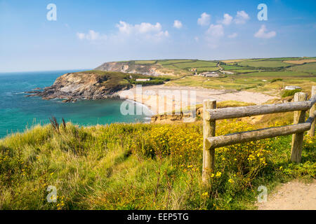 Donnant sur la plage à Gunwalloe Cornwall Angleterre Église Cove UK Europe Banque D'Images