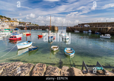 Belle journée d'été à Mousehole port près de Penzance Cornwall England UK Europe Banque D'Images