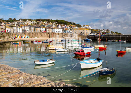 Belle journée d'été à Mousehole port près de Penzance Cornwall England UK Europe Banque D'Images