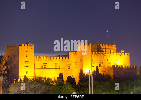 Le Palais du Grand Maître des Chevaliers de Rhodes dans la nuit. Banque D'Images