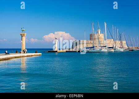 Statues de cerfs et le Fort de St Nicholas à l'entrée du port de Mandraki Rhodes Grèce Europe Banque D'Images
