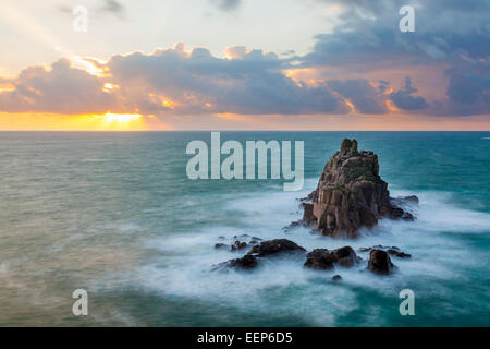 La formation rocheuse connue sous le nom de chevalier armé au large de la côte de Cornouailles Lands End Angleterre Angleterre Europe Banque D'Images